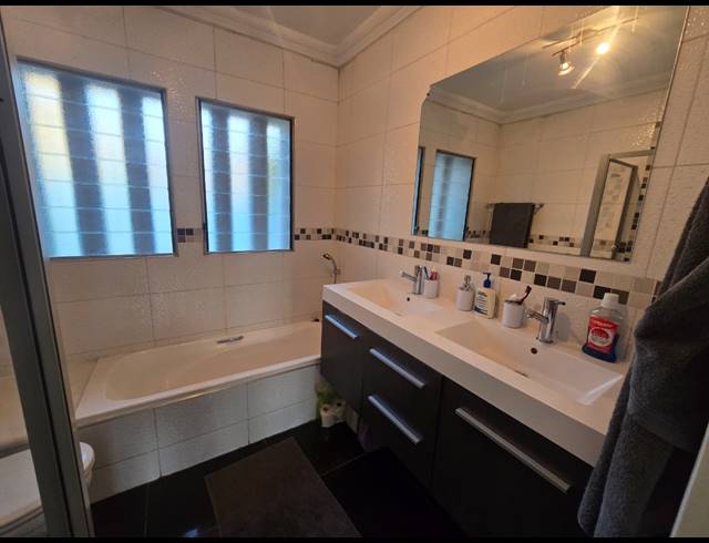2 BEDROOM TOWNHOUSE TO LET IN THREE RIVERS PROPER